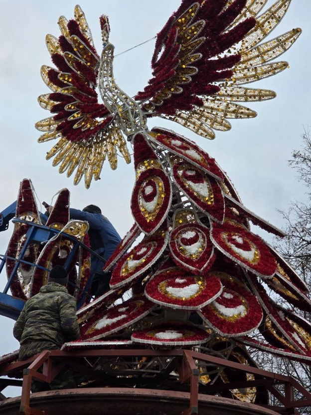    На Театральной площади завершают установку ёлки