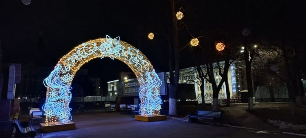    На Театральной площади завершают установку ёлки