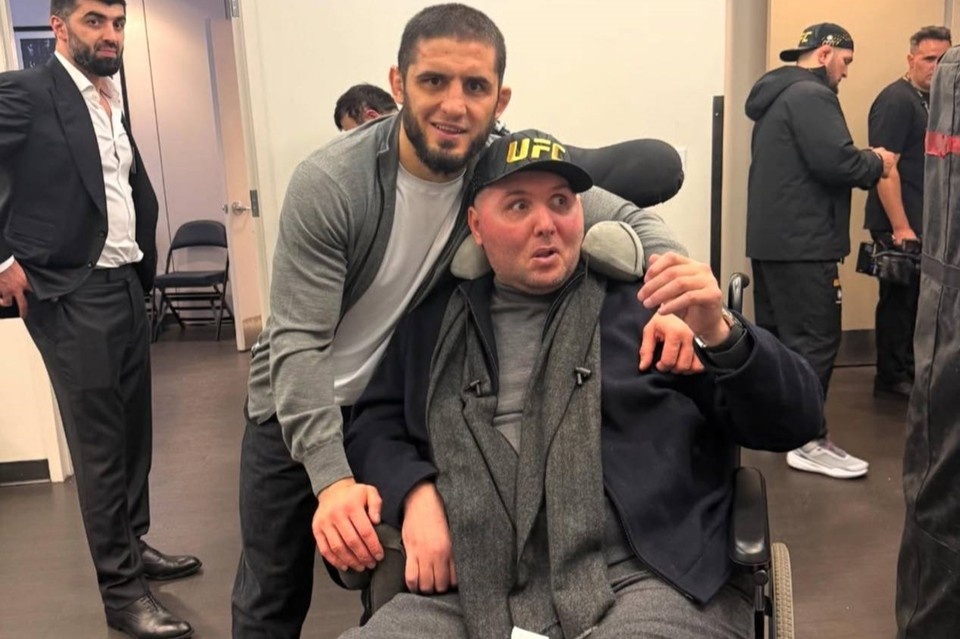    Махачев подарил Магомеду кепку с автографом. Фото: социальные сети Баканай Абдусаламовой.