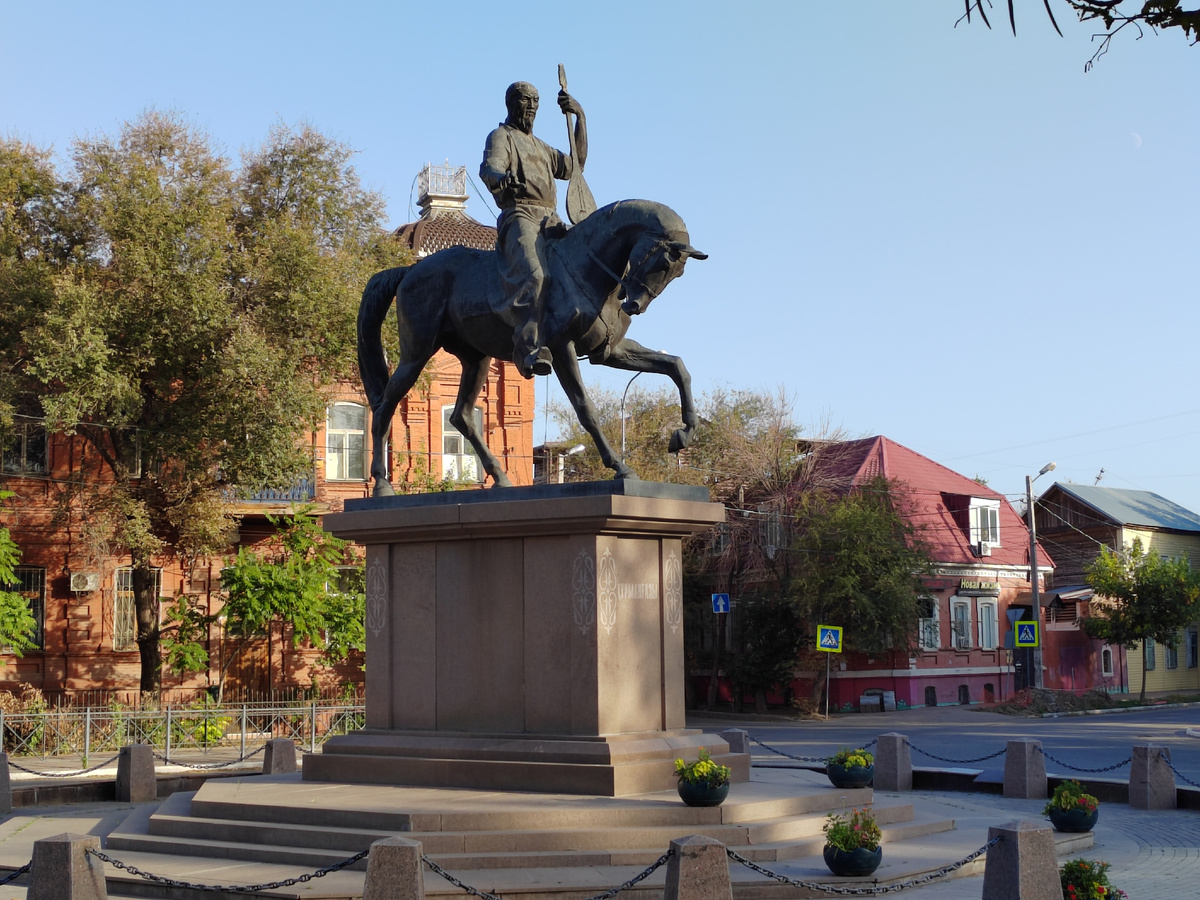 Памятник Курмангазы Сагырбаеву. Астрахань. 1.09.2025 г. Фото Бекмурзаевой С.