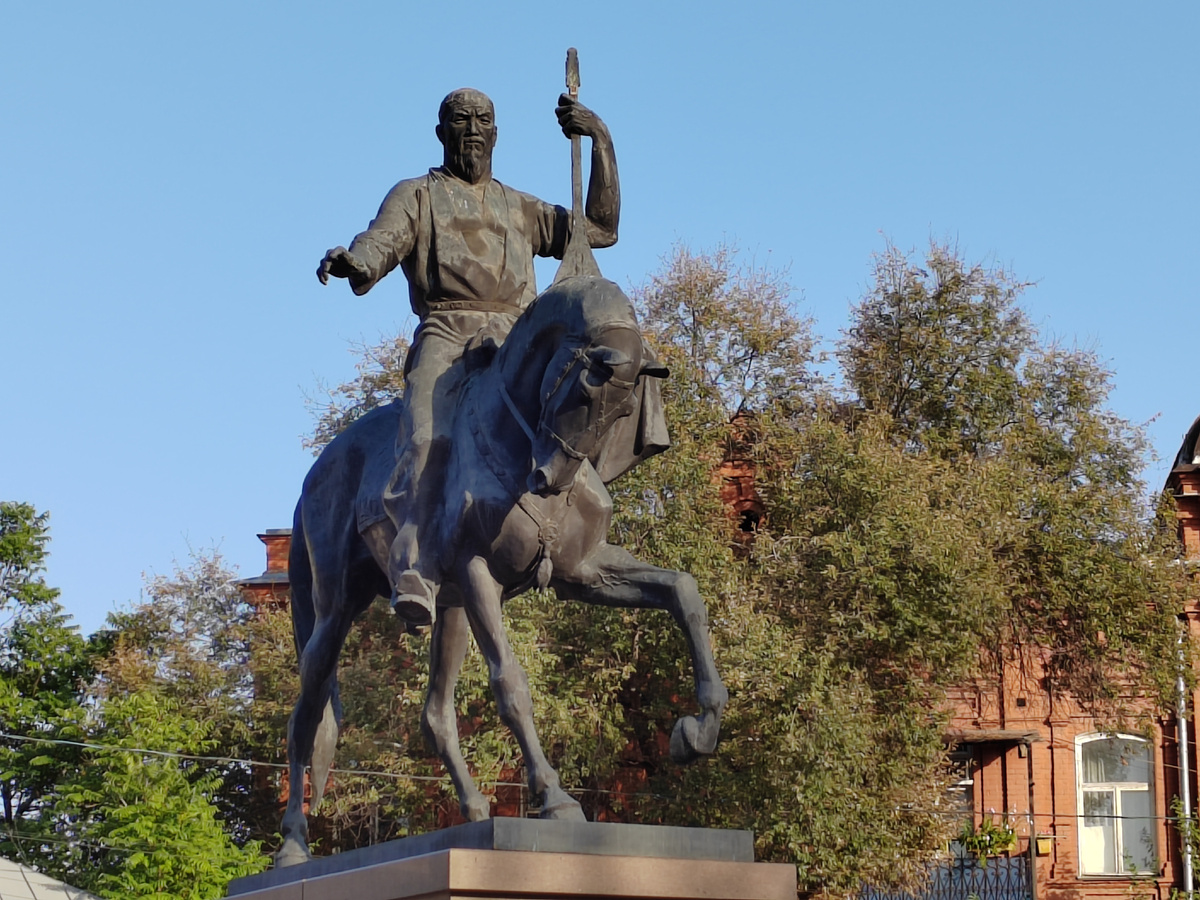 Памятник Курмангазы Сагырбаеву. Астрахань. 1.09.2025 г. Фото Бекмурзаевой С.