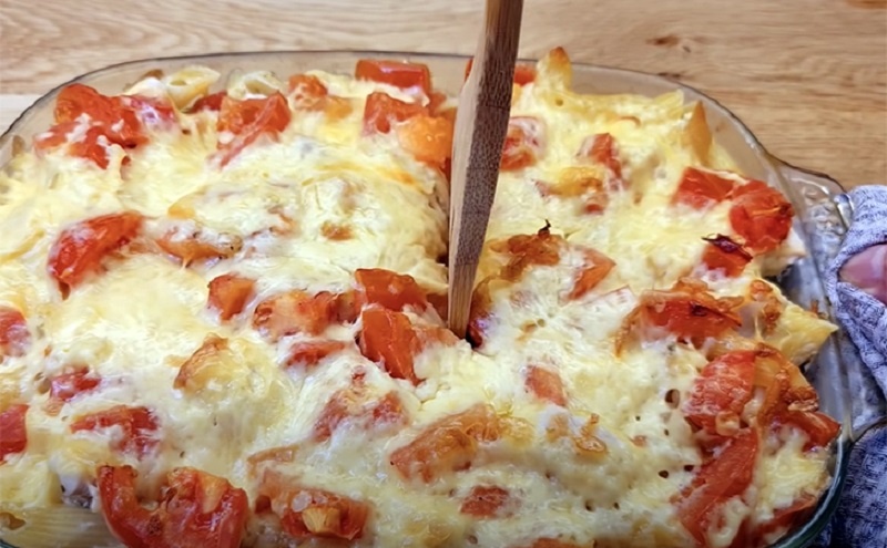 Запеканка из макарон и курицы в сметанном соусе: быстрый ужин для всей семьи