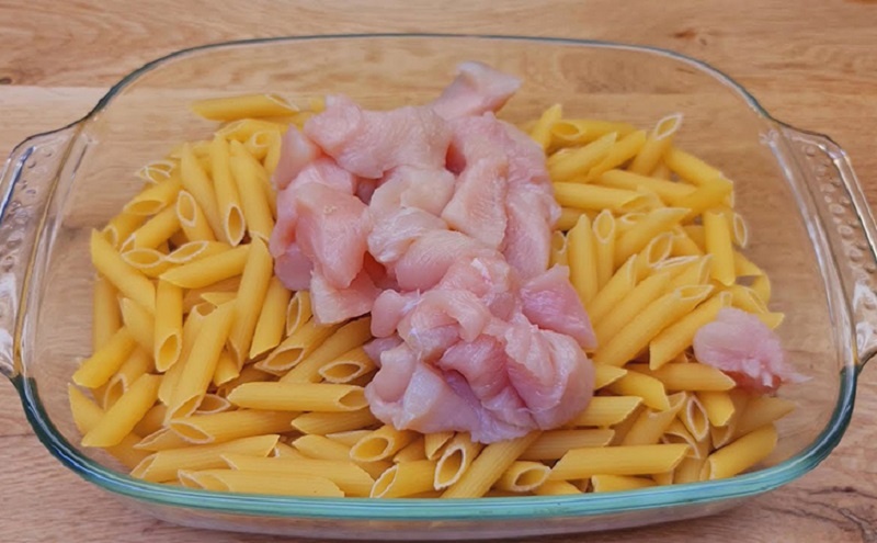 Запеканка из макарон и курицы в сметанном соусе: быстрый ужин для всей семьи