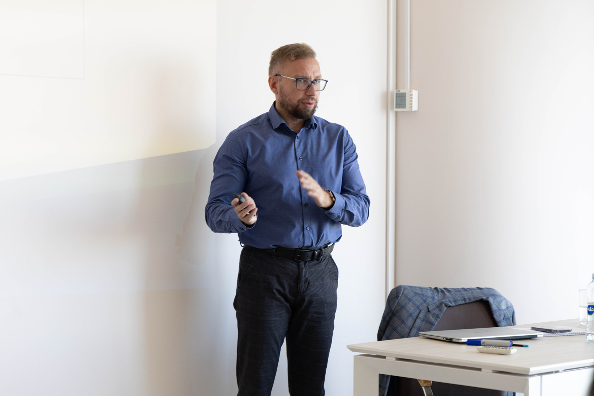 Дмитрий Ерин – эксперт в области управления продажами, бизнес-тренер, руководитель компании Smart Training