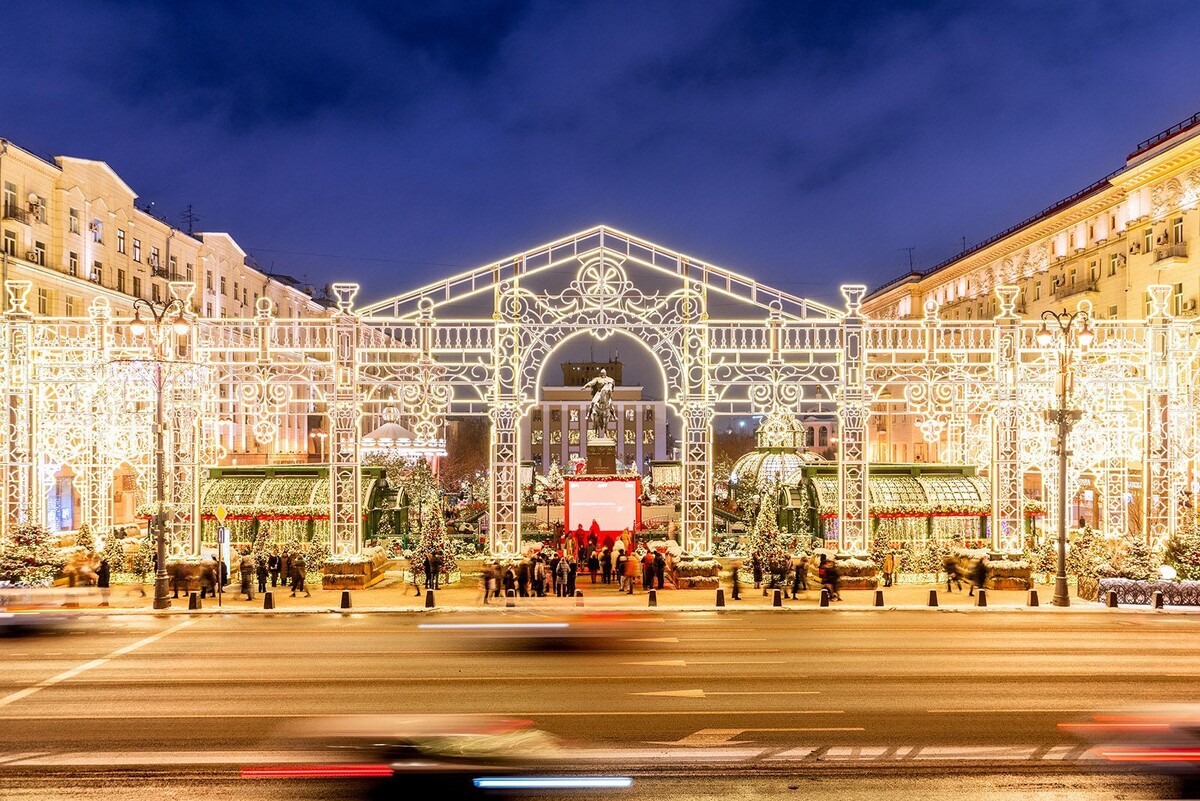    Завершается монтаж самой длинной новогодней арки Москвы на Тверской площади