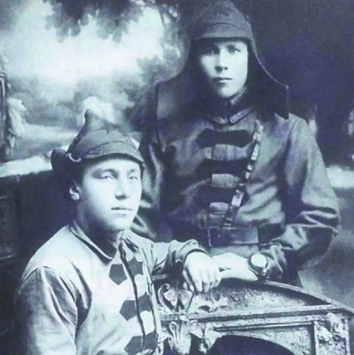 Курсант Школы военных техников Илья Старинов (слева)