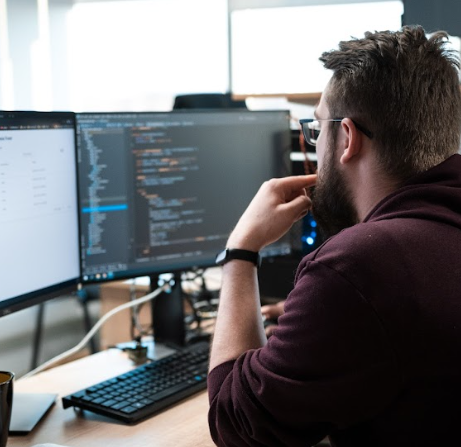 Стоит ли учиться на программиста в 2025 году? Честный разбор рынка, зарплат и востребованности специалистов