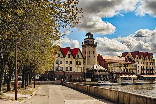 Калининград. Рыбная деревня: Стилизованный под старый немецкий город квартал, построенный на месте заброшенных портовых и промышленных сооружений. Яркий пример редевелопмента с созданием нового туристического аттракциона.