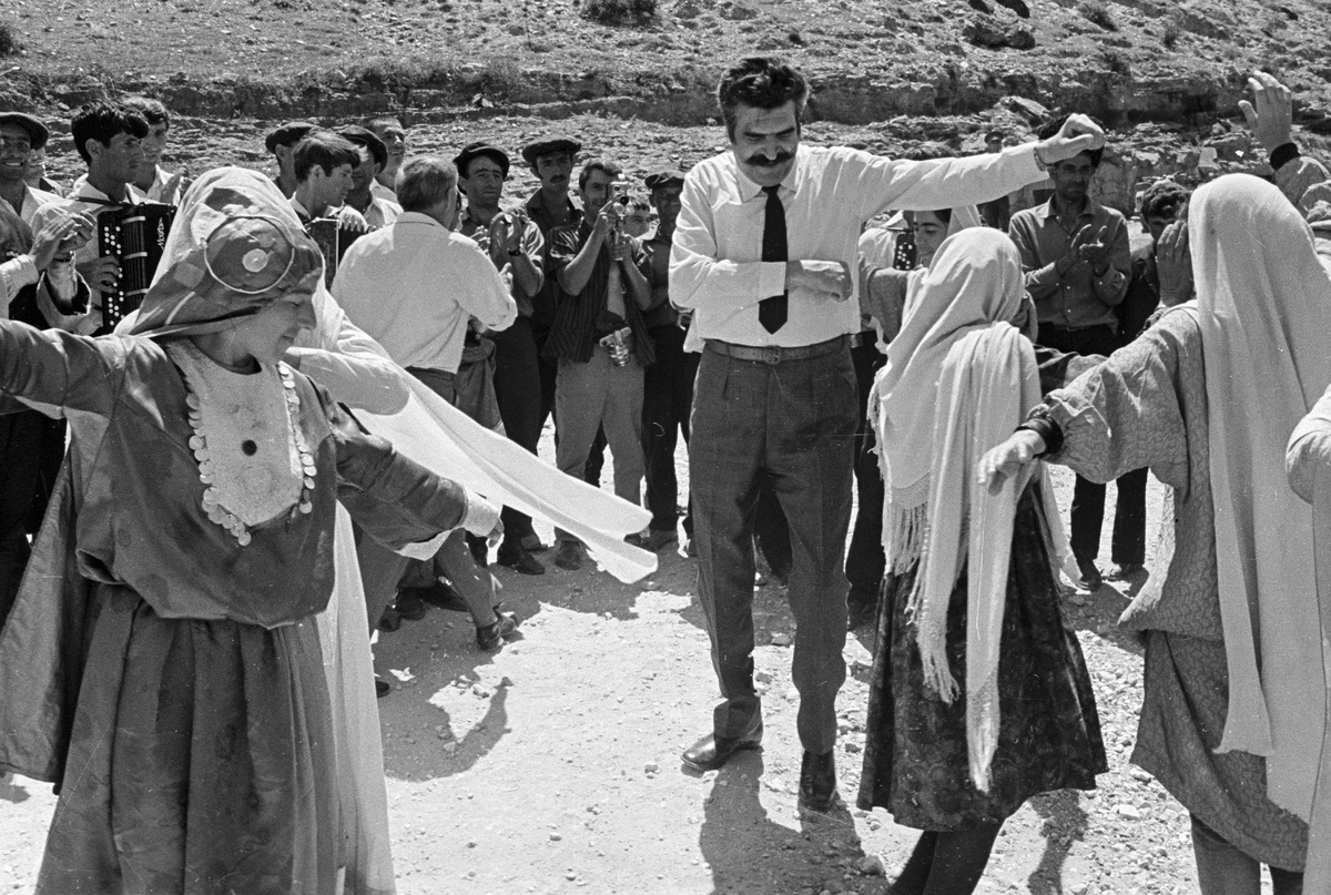    С началом Великой Отечественной войны Френкель был направлен на трудовой фронт в Донбасс, затем вместе с семьёй эвакуирован в город Чкалов (ныне — Оренбург). Там он продолжил музыкальную деятельность: играл на скрипке в эстрадно-джазовых коллективах / РИА Новости / Валерий Шустов