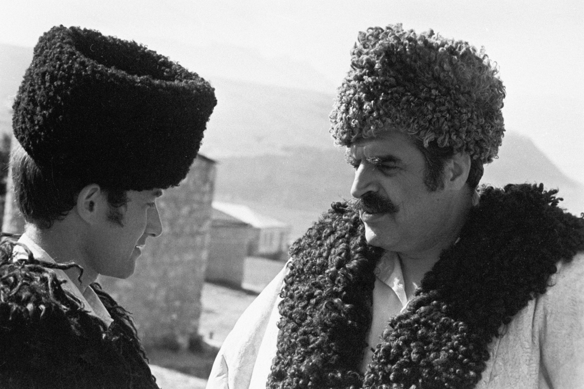    В 1942-м, исправив в документах год рождения с 1924-го на 1920-й (эта дата стала официальной), Френкель подал документы в Чкаловское училище зенитной артиллерии и вступил в Красную армию. На фронте он служил командиром артиллерийского орудия, но вскоре был комиссован из-за ранения / РИА Новости / Валерий Шустов