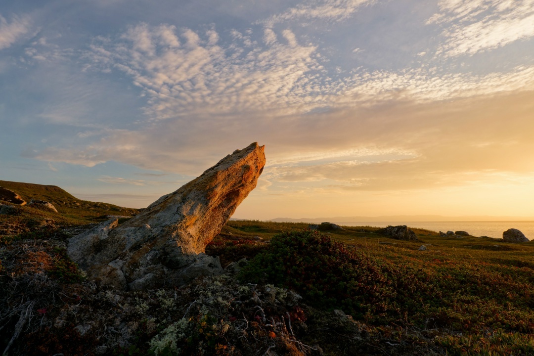 Рыжие камни полуострова Средний. Фото: Павел Ившин / t.me/chudo_vsyudu