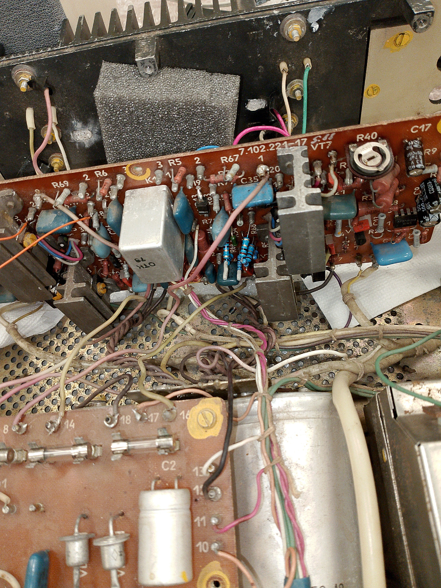 Конструкция усилителя мощности в Бриге. Обратите внимание на диэлектрические прокладки, которые желательно при ремонте подкладывать везде, чтобы исключить контакт там, где его быть не должно.