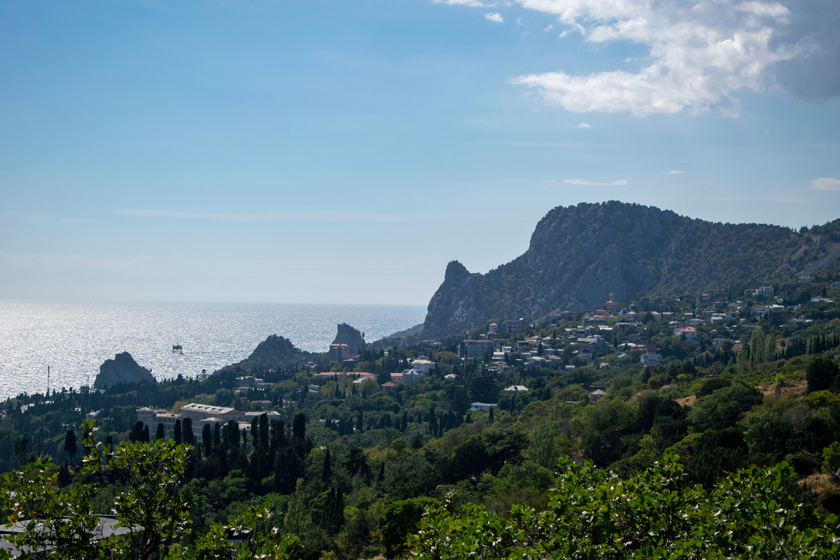 Скала Дива, скала Панея, скала Крыло Лебедя и гора Кошка. Симеиз. Крым. Фотография автора статьи. 