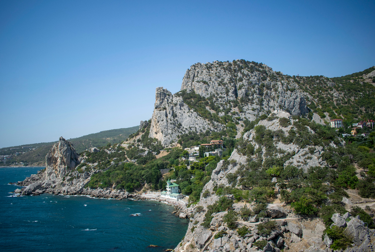 Скала Крыло Лебедя и гора Кошка. Симеиз. Фотография автора статьи. 