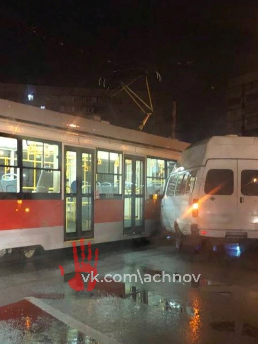 Маршрутка въехала в бок вагону