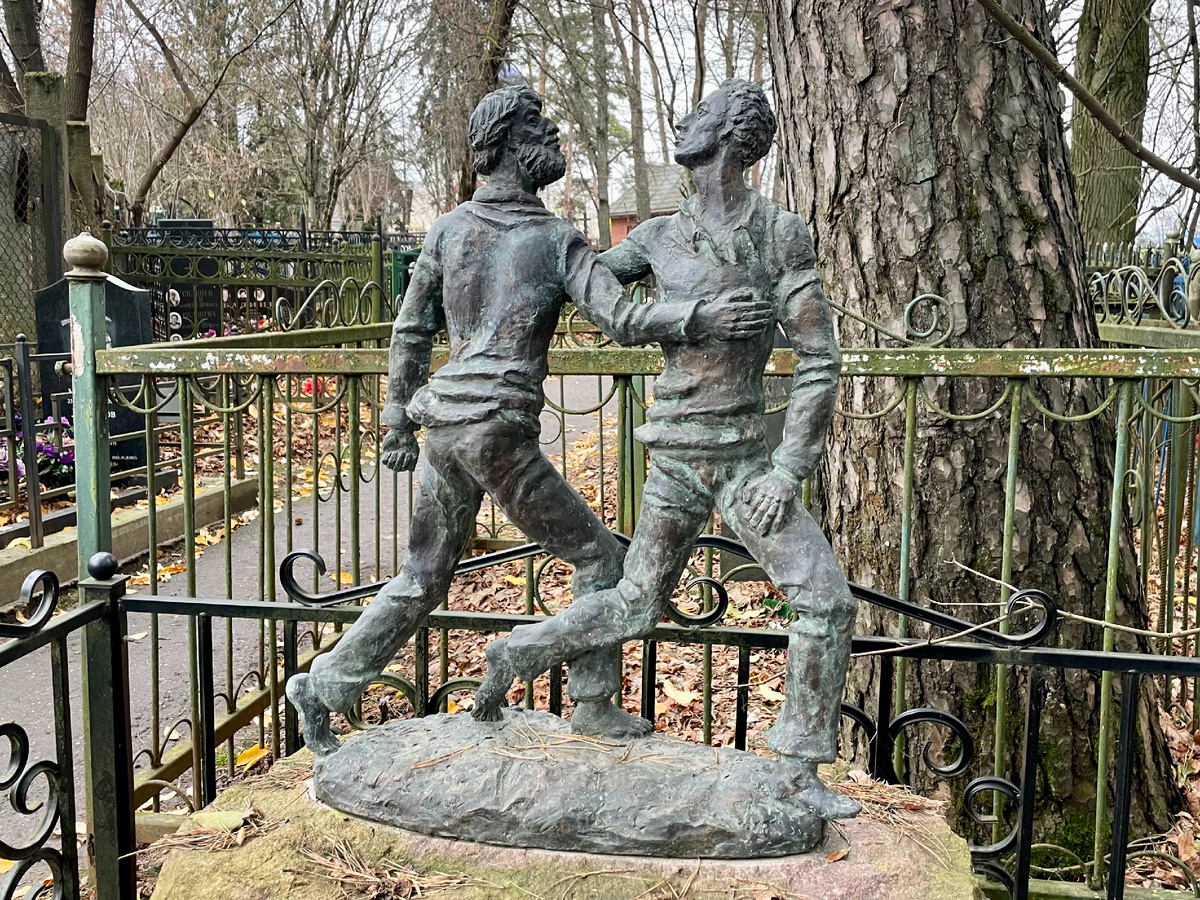 Александр и Владимир Шаровы, памятник на кладбище в Переделкино