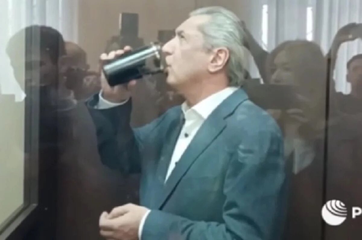    Экс-чиновник из Осетии Алан Марзаев пил кофе, слушая приговор за взятку