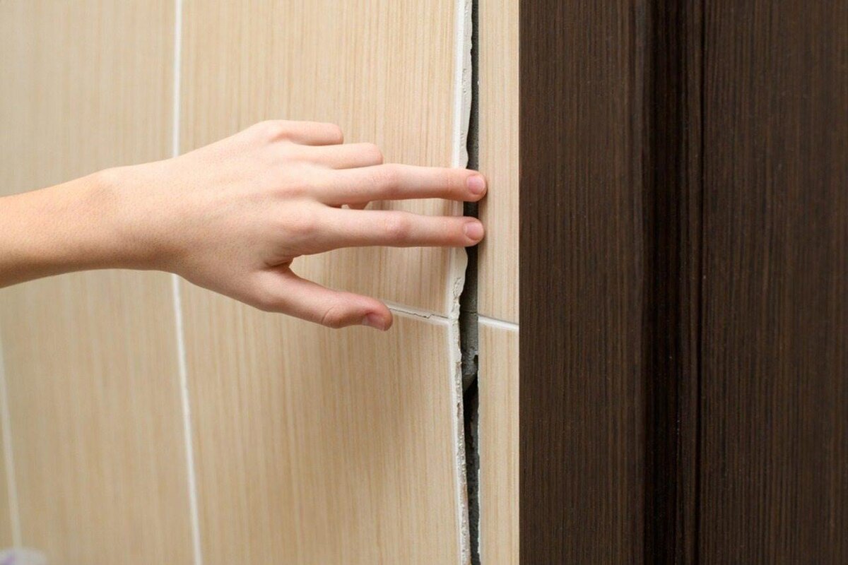 Эта плитка — лишь первый «звоночек». Экономия на материалах и услугах неквалифицированных мастеров всегда проявляется в таких досадных мелочах, которые со временем перерастают в большую проблему.