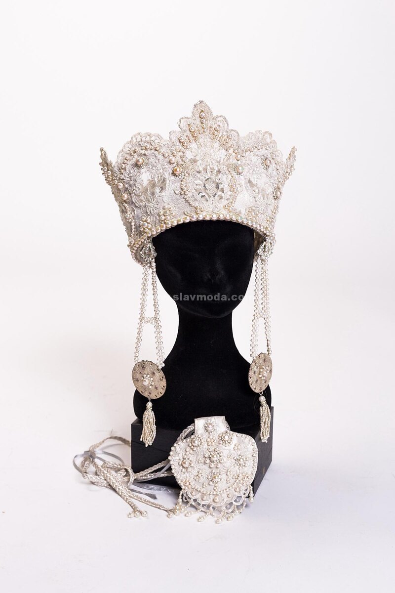 Чудесный свадебный головной убор в русском стиле от «Дома русской одежды Валентины Аверьяновой». Источник фото: https://slavmoda.com/product/koruna-anastasiya/
