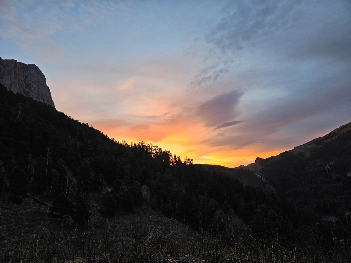 Восход над переседлиной между горами Большой и Малый Тхач.