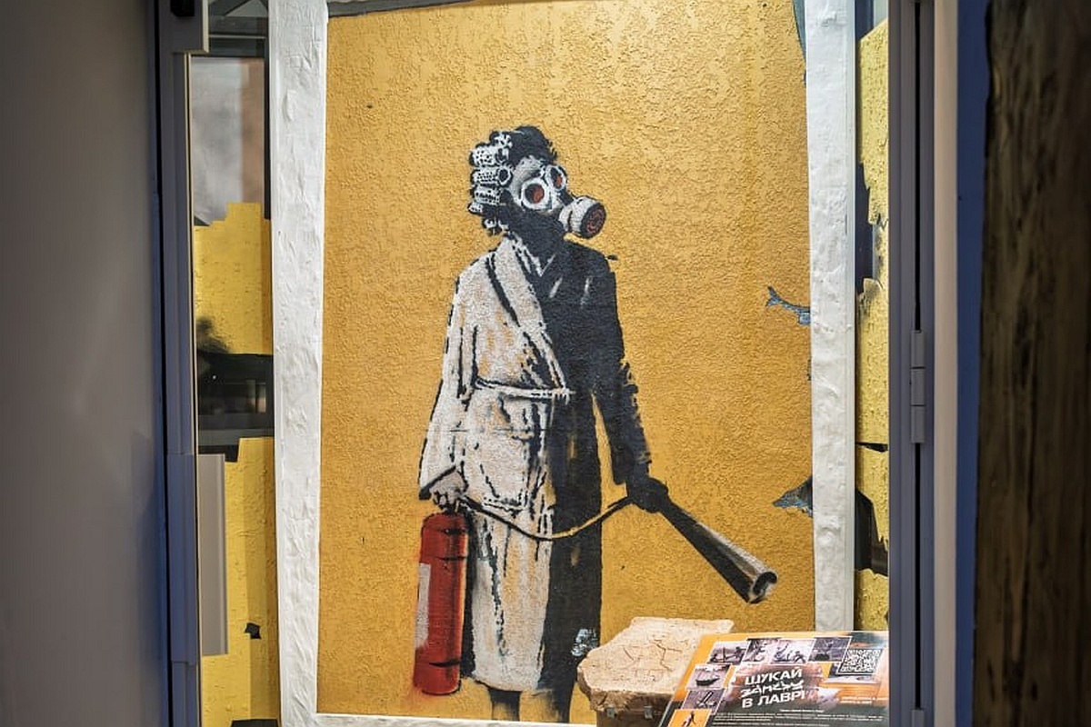    Женщина в бигудях и противогазе в Киево-Печерской лавре понравилась не всем. / ТГ УПЦ