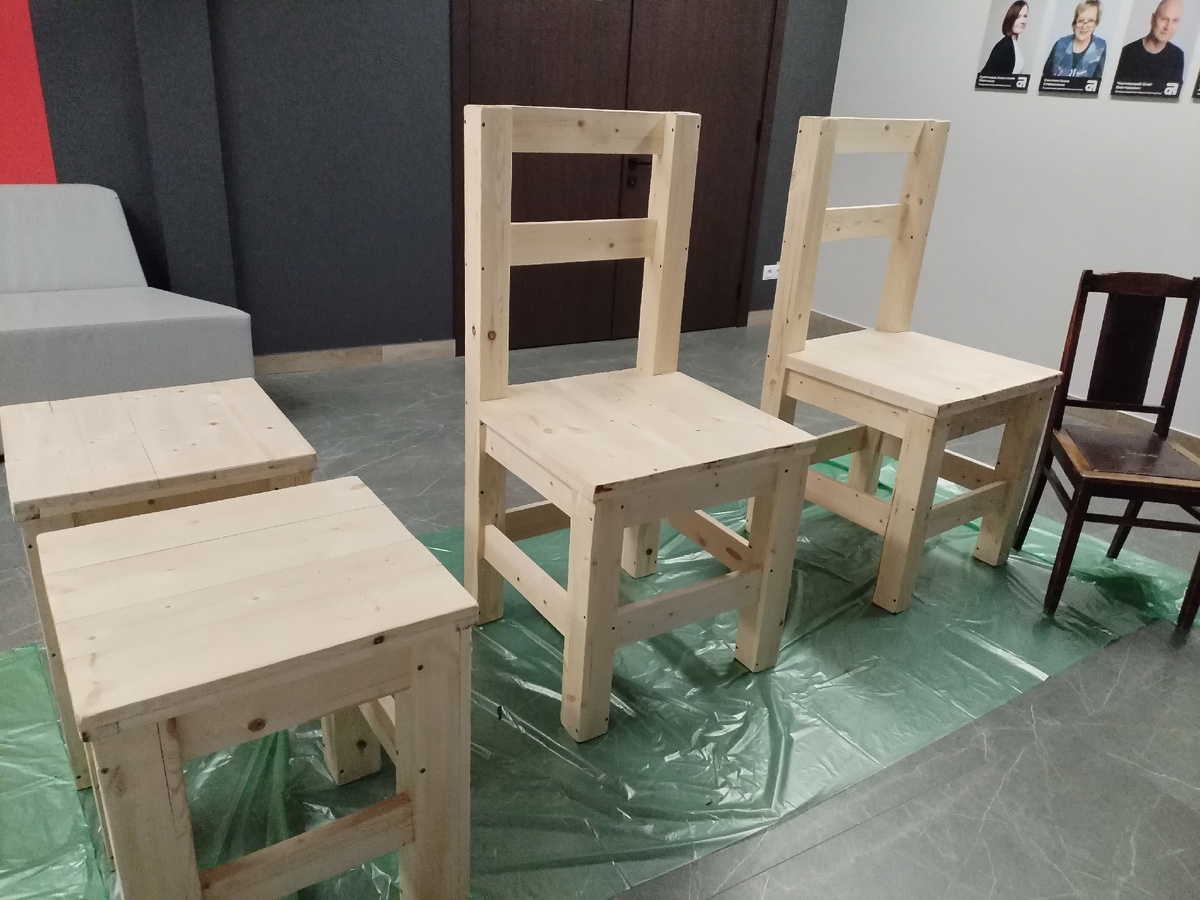 Для примера - справа обычный стул