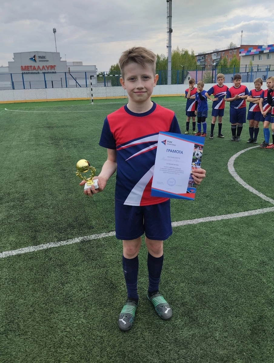 Ваня занимается футболом семь лет. Сначала выступал в качестве нападающего, а недавно переквалифицировался в защитники. Тренер им крайне доволен.