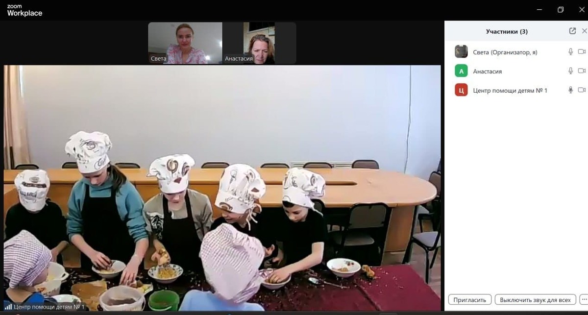 Это дети решили сами устроить мастер-класс для волонтёров по приготовлению чего-то из печенья и сгущенки