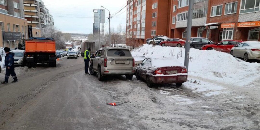 ДТП с участием 5 машин произошло на улице Учебной в Томске