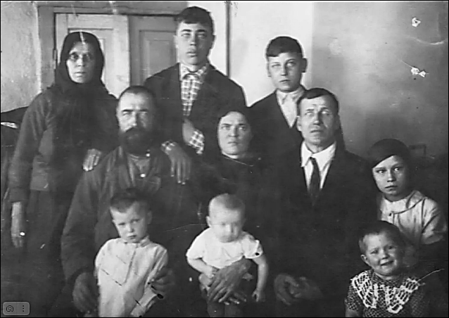 Медведев Борис Матвеевич с женой Дарьей Ивановной, детьми Семеном, Клавдией, Александром, Кириллом и внуками.