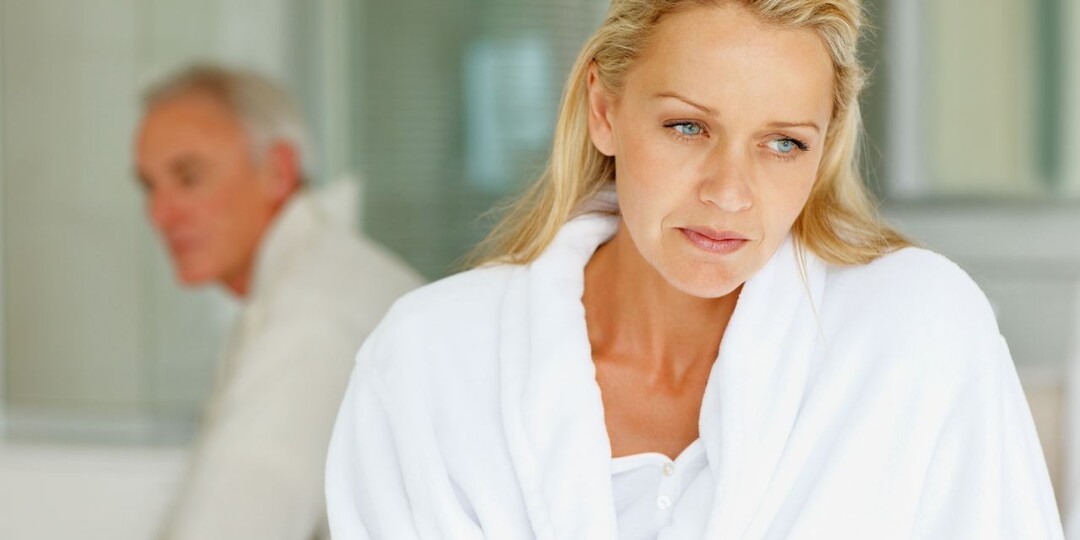 – Проказник, не сейчас! Твоя жена еще не спит, – муж изменяет с моей лучшей подругой