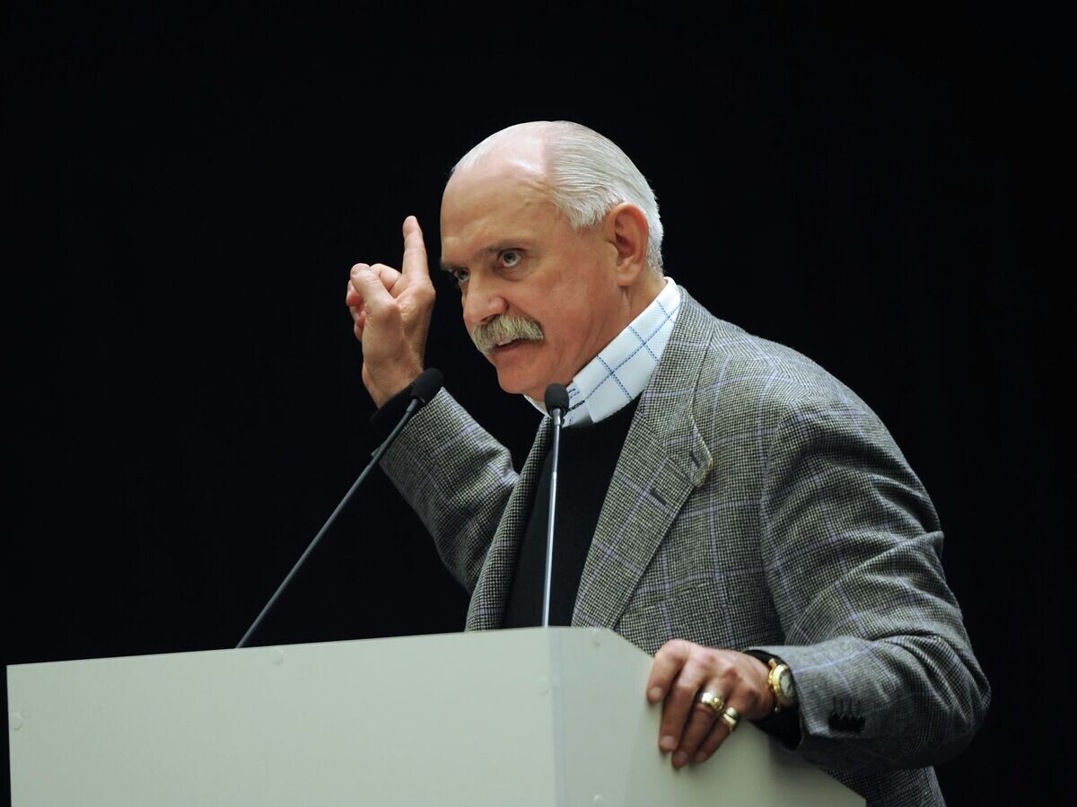 Режиссер и актер Никита Михалков на чрезвычайном съезде Союза кинематографистов в Гостином дворе© РИА Новости / Владимир Вяткин