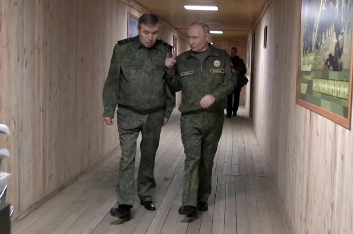   Президент РФ Владимир Путин и начальник Генерального штаба Вооруженных Сил РФ Валерий Герасимов на командном пункте группировки «Запад».