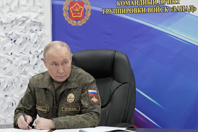    Интересовала президента и ситуация вокруг Северска. Его освобождение приведет к прекращению постоянных обстрелов Лисичанска, Рубежного, Северодонецка и Кременной.   
Фото: kremlin.ru