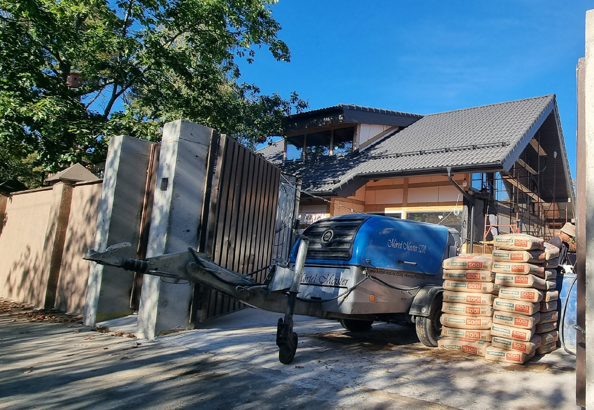 Материалы для полусухой стяжки и пневмонагнетатель для их смешивания