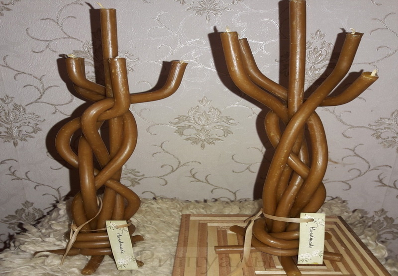 Картинка 1. Свечи для защиты. Сделаны по одному принципу, но для разных людей. В данной конструкции видно, что плетения отличаются одно от другого, НЕ похожие друг на друга. Хотя делались одинаково, для одной цели...