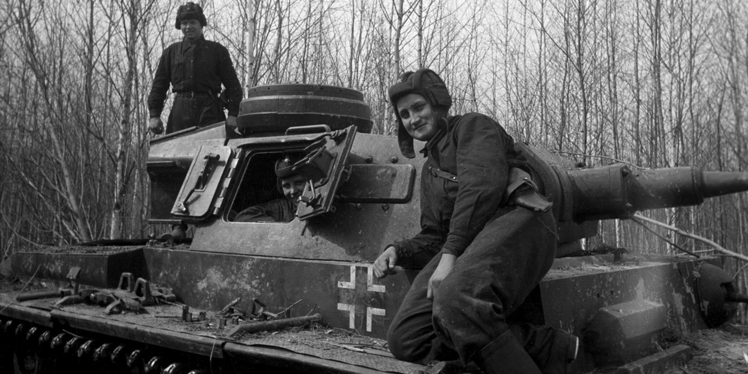 Он нашёл в лесу немецкий танк, отремонтировал и воевал против фашистов. Но предстояло добраться до своих с крестами на бортах