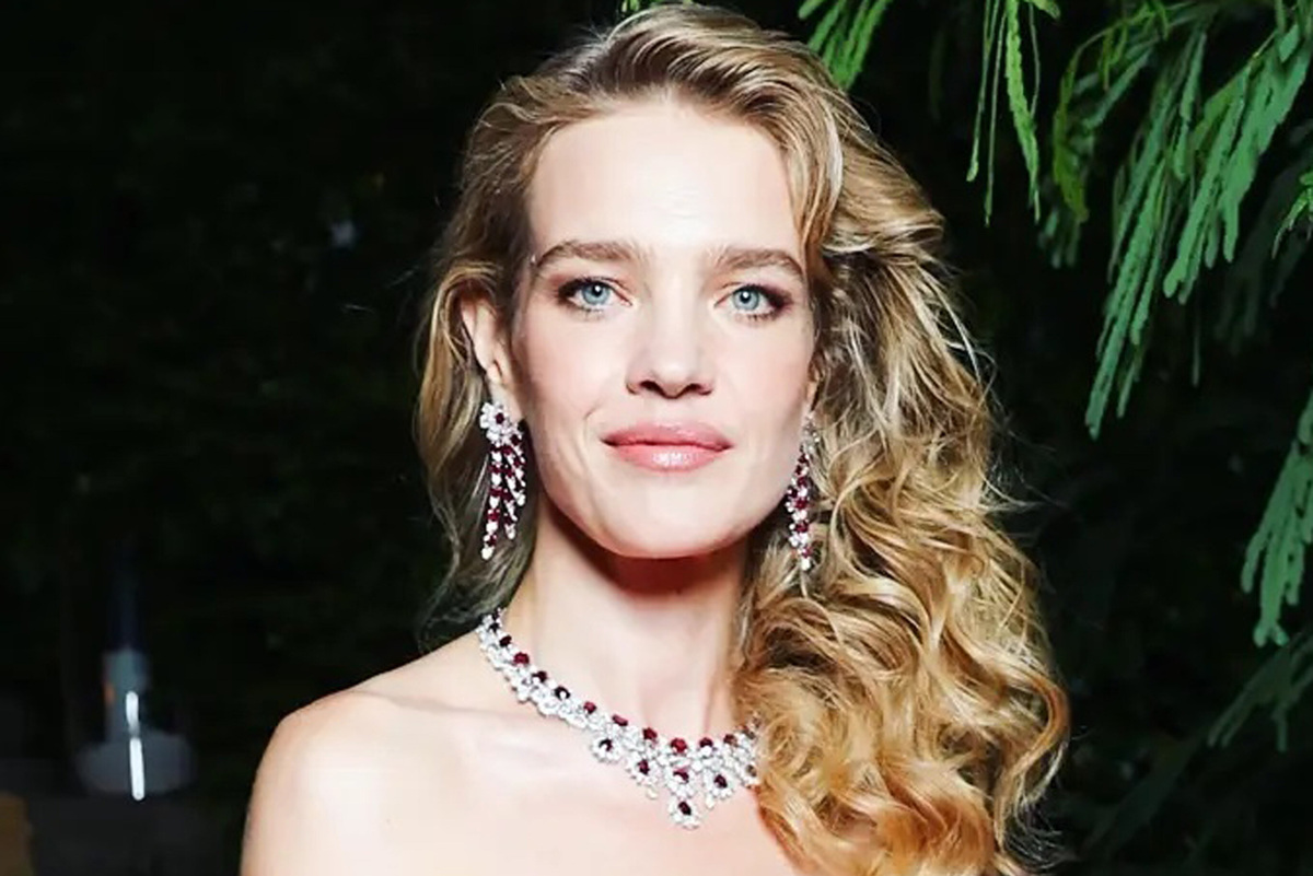     Наталья Водянова в мини с прозрачным лифом и Линда Евангелиста в пестром платье появились на выставке Энни Лейбовиц