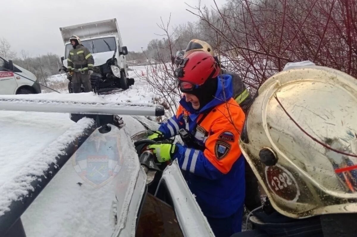    Трое детей пострадали при лобовом столкновении авто в Ленобласти