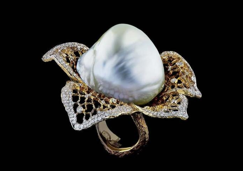 Кольцо Jewellery Theatre Autumn украшено 463 небольшими бриллиантами и одной барочной жемчужиной весом 17,32 г (58 500 фунтов стерлингов).