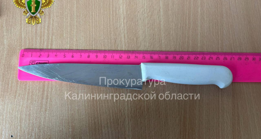    С жителя Гвардейского района требуют компенсацию сотни тысяч за ранение своего сына ножом: ребенок защищал мать