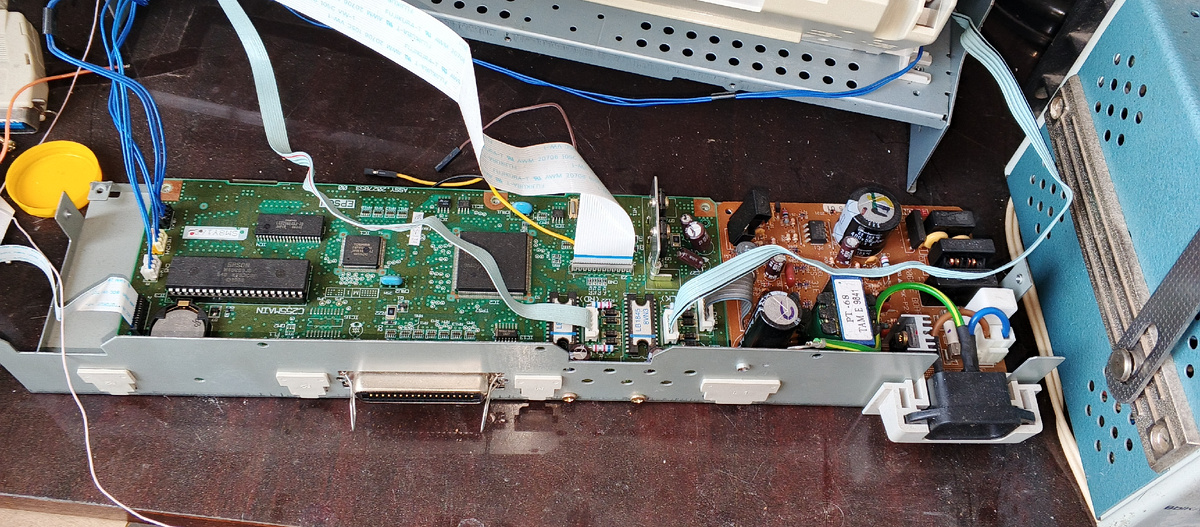 Внутренности принтера, плата управления и блок питания, его оставим целым.