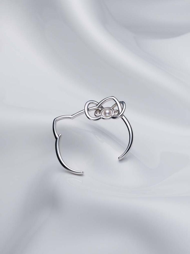 Серебряный браслет Mikimoto x Hello Kitty с культивированной жемчужиной Акойя, расположенной по контуру фирменного банта кошки.