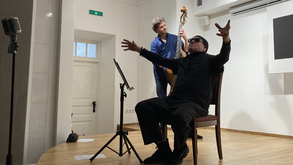 Актер Андрей Давыдов и музыкант Виталий Селезнёв в спектакле "Андеграунд"