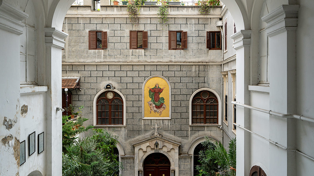 К церкви ведёт лестница