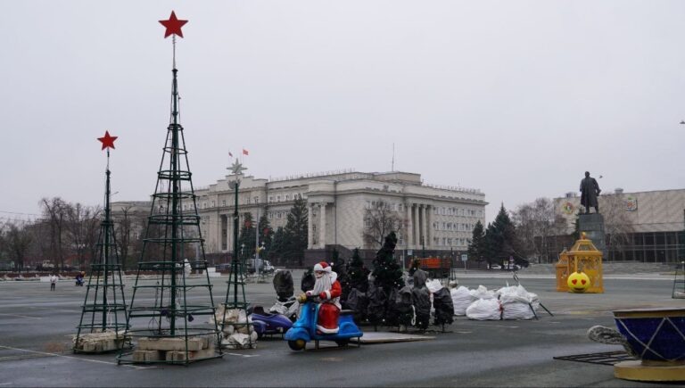    В центре Оренбурга началось обустройство Новогоднего городка Оренбуржье