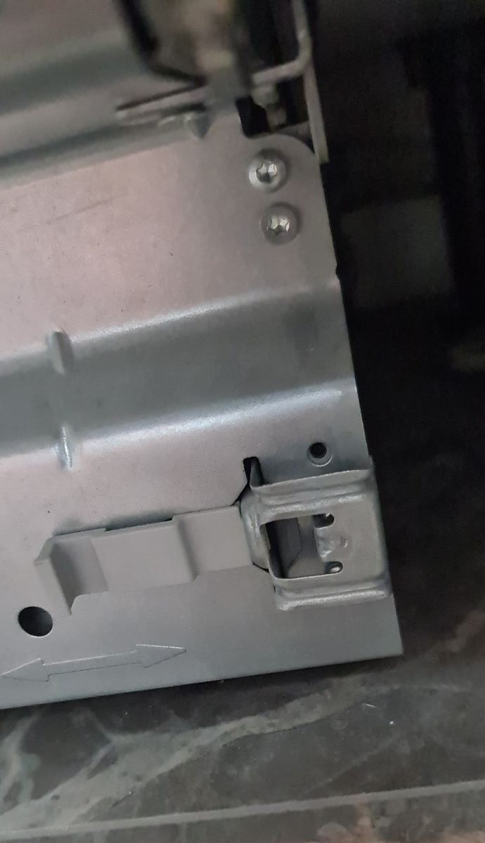 Фиксатор , его нам необходимо снять