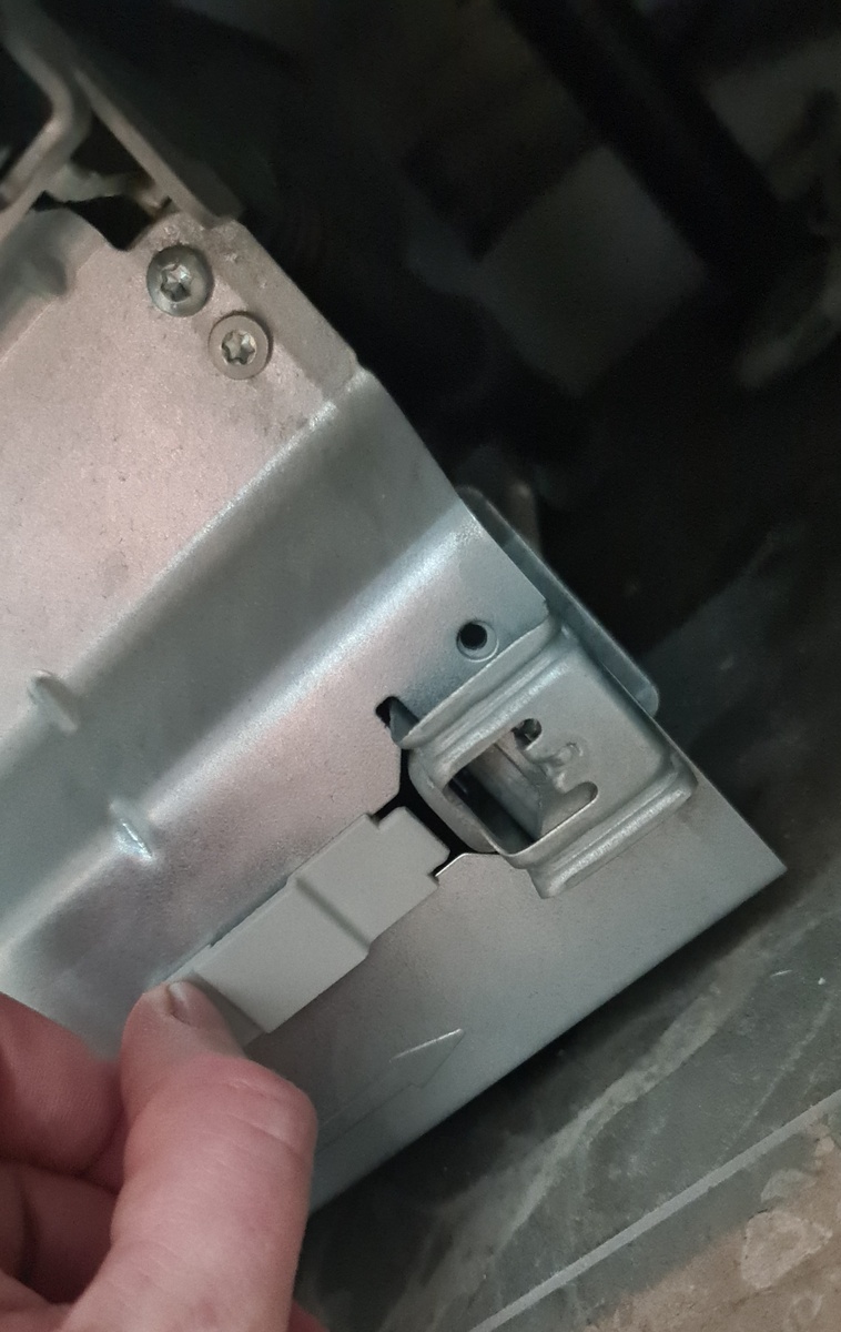 Открываем защелку , тут все просто 