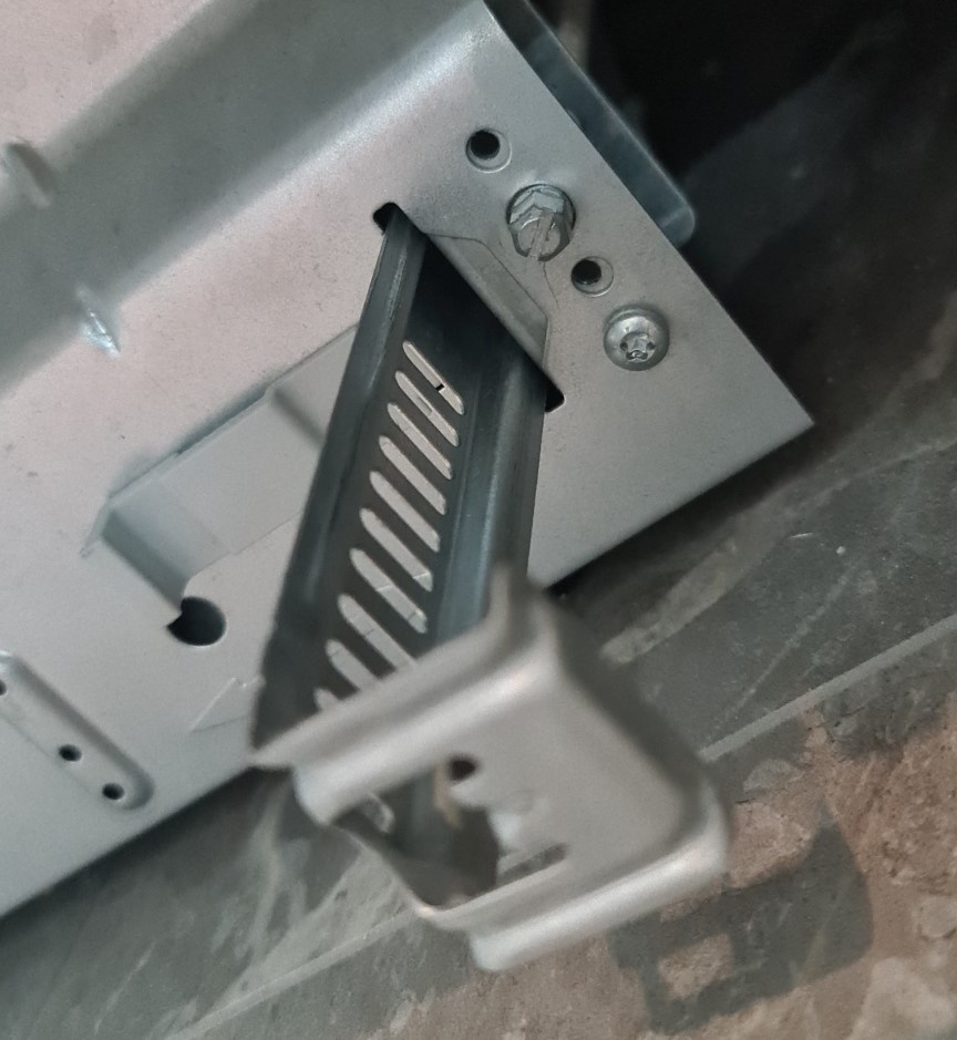 Полностью вытаскиваем фиксатор 