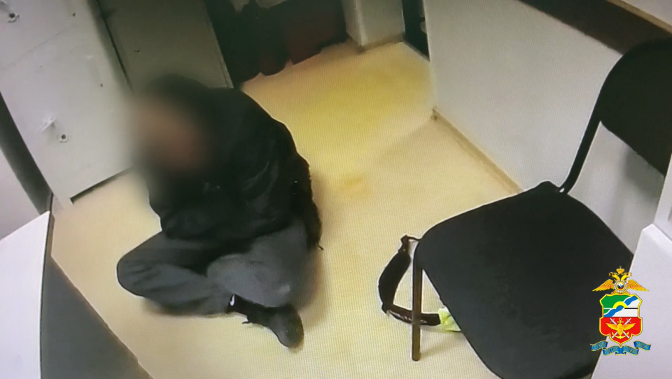    В аэропорту Горно-Алтайска полиция задержала неадекватного пассажира. Источник: Транспортная полиция Сибири